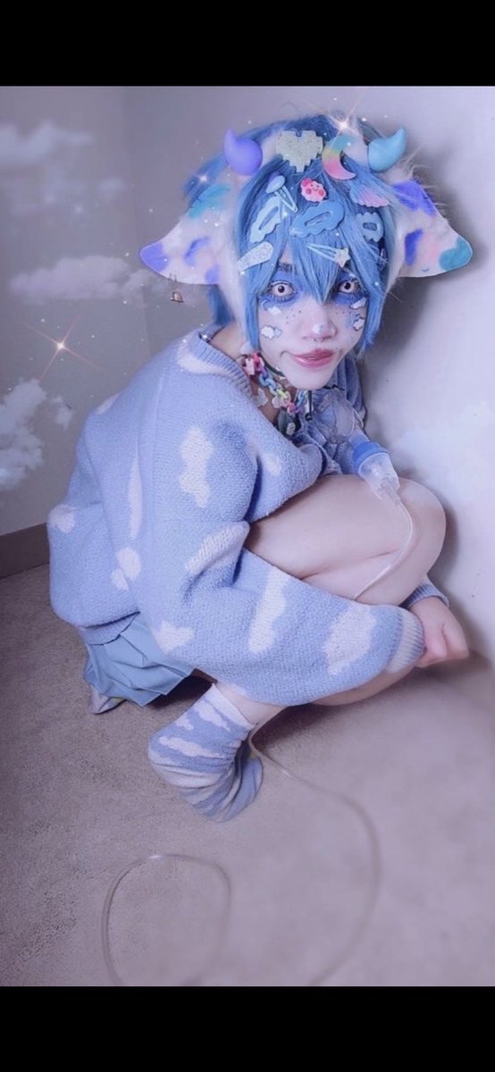 DecklynnM00's tweet photo. ☁️🐮O x y g e n 🐮☁️  #Decklynnmoo #cloudcow #blueberrymoo #blue #decorakei #menhera #Makeup #cosplay #emo #alternative #femboy #anime #blue #cows #cowcosplay #bubblegoth https://t.co/nAQtJ3ubRq