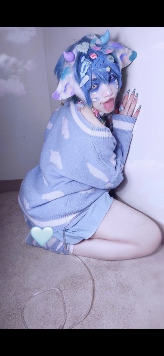 DecklynnM00's tweet photo. ☁️🐮O x y g e n 🐮☁️  #Decklynnmoo #cloudcow #blueberrymoo #blue #decorakei #menhera #Makeup #cosplay #emo #alternative #femboy #anime #blue #cows #cowcosplay #bubblegoth https://t.co/nAQtJ3ubRq