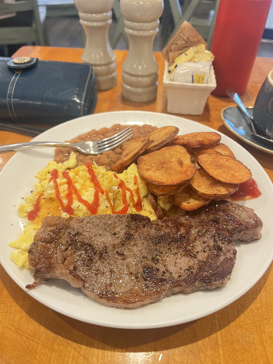 PuddasMaDee's tweet photo. Getting some sustenance before I dive into a day of baking 10 dozen cupcakes (5 different batters) and decorating 4 dozen of them for tomorrow with toppers 🧁#cakerlife #TahDahCakesBda🎂🇧🇲👩🏾🍳
@TahdahB https://t.co/KrRAgq1Uph