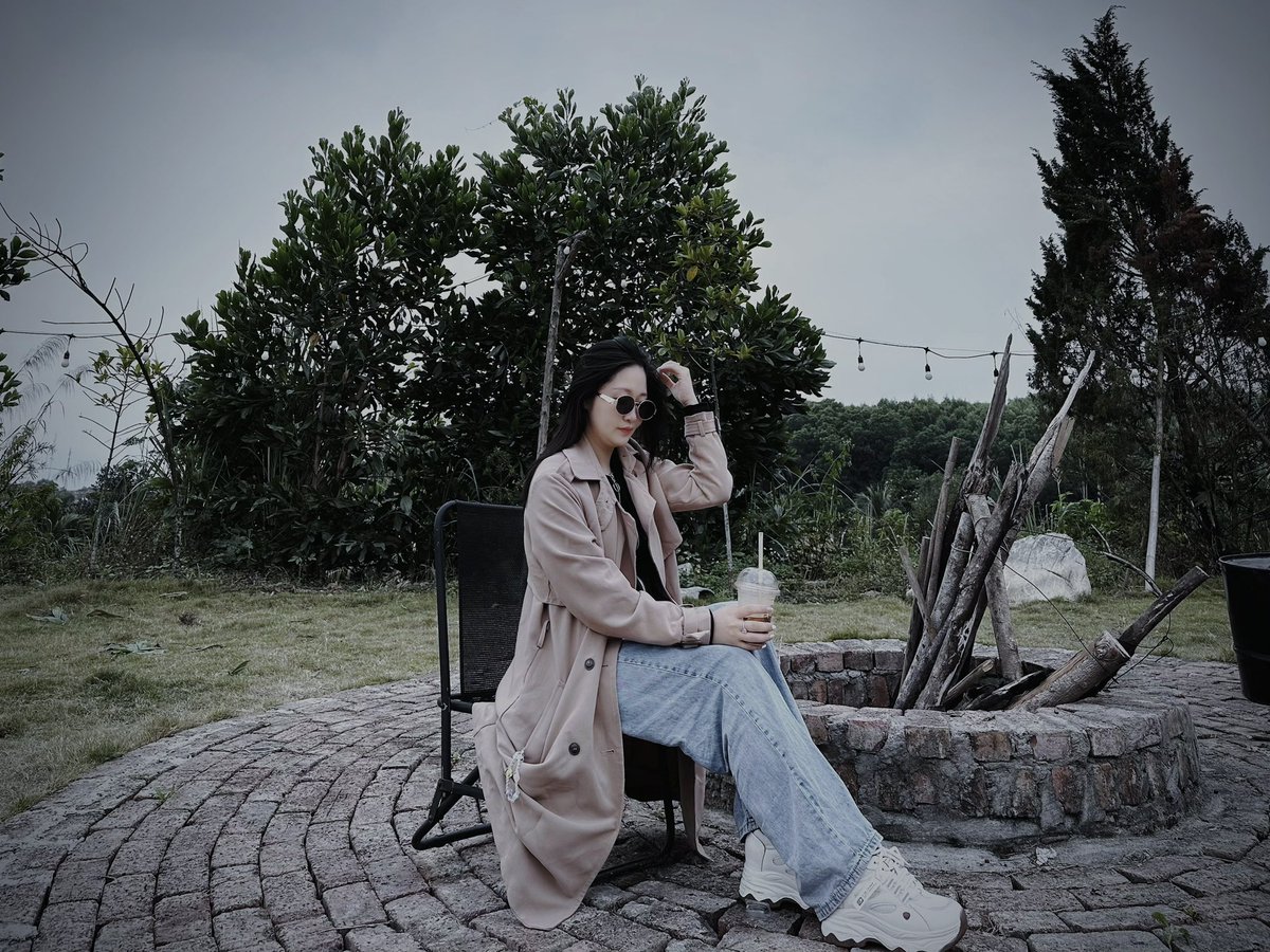 Một đàn ếch đang di chuyển qua cánh rừng thì 2 con ếch không may bị rơi xuống hố sâu. Những con ếch khác cùng xem cái hố sâu đến chừng nào và kết luận rằng, hố quá sâu để có thể vượt ra ngoài. Chúng khuyên 2 con ếch kia rằng hãy giữ sức, vì chẳng có hy