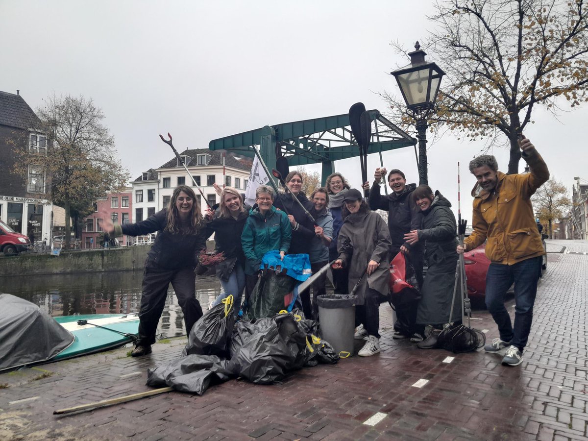 Welke dappere helden varen er morgen met ons mee? 🛶 Samen maken we de Leidse grachten schoon 💪🏼💚 Meld je gauw aan via degrachtwacht.nl/clean-ups