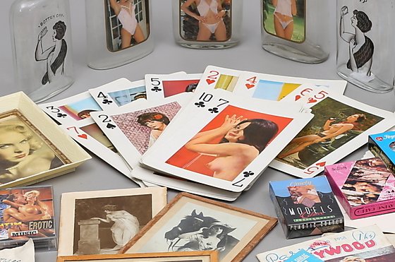 SweroticaSE's tweet photo. Hittat en massa erotik i ett dödsbo du hanterar? No worries, Vi köper gärna samlingar av film, magazines och adult relaterade föremål. Även konst, böcker och samlarföremål.

Hör av dig till oss med din erotik! Diskret hantering. #dödsbo #flyttstäd #flyttstädning #röjahemma https://t.co/qABQUdunsf