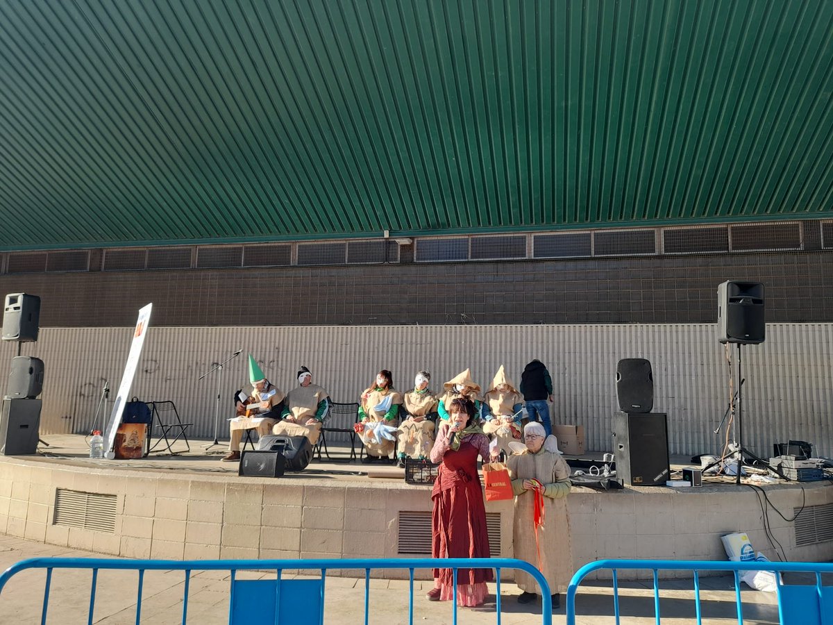 defensorascg's tweet photo. 🌍Avui estem de festa, avui toca #Ravaleando a #santacoloma. Exemple de diversitat, inclusió, convivència i "fer ciutat". Enhorabona al teixit associatiu i veïnal per la tasca col.lectiva! #dretsdeproximitat https://t.co/QxuM7SPC4n