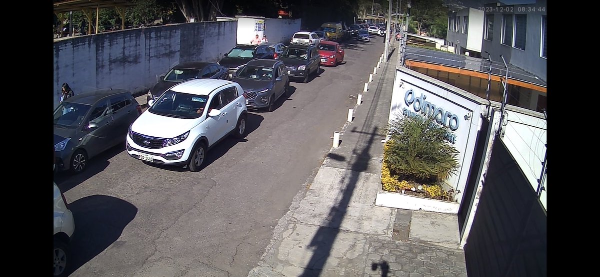 Jose7904all's tweet photo. Atención @AMT_Quito hasta cuando el abuso de padres de familia de la  Academia Militar del Valle estacionados en calle sin salida y prohibición de estacionar calle Angel Espinosa , Academia Militar del Valle https://t.co/8tH3KVBGcs