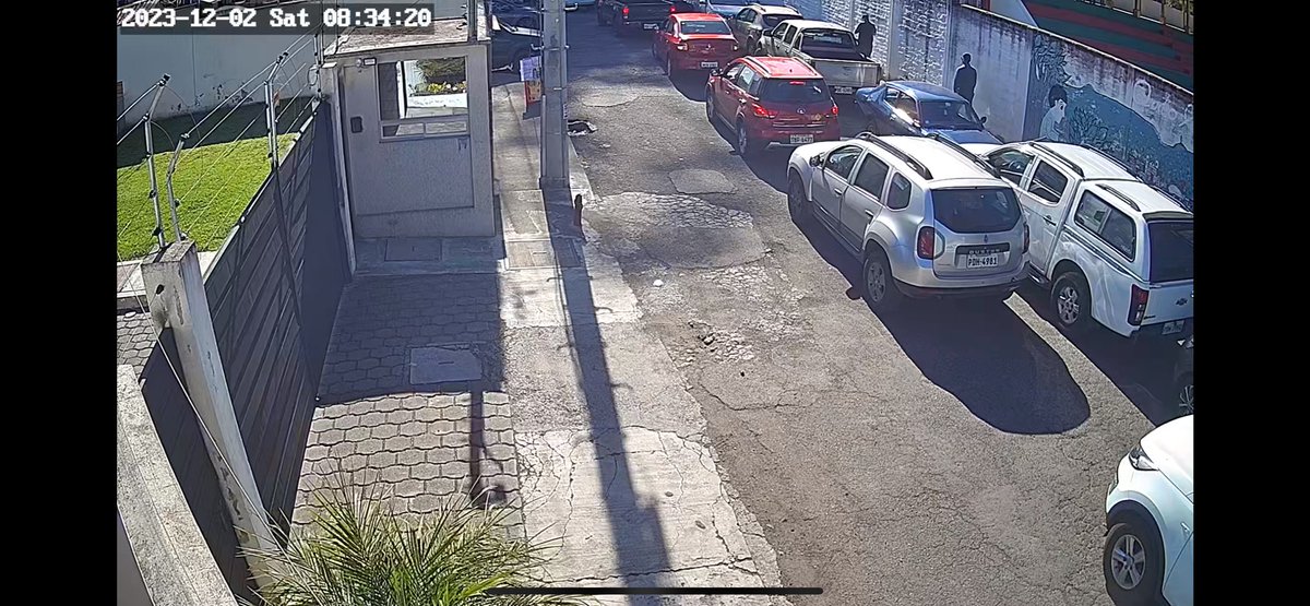 Jose7904all's tweet photo. Atención @AMT_Quito hasta cuando el abuso de padres de familia de la  Academia Militar del Valle estacionados en calle sin salida y prohibición de estacionar calle Angel Espinosa , Academia Militar del Valle https://t.co/8tH3KVBGcs
