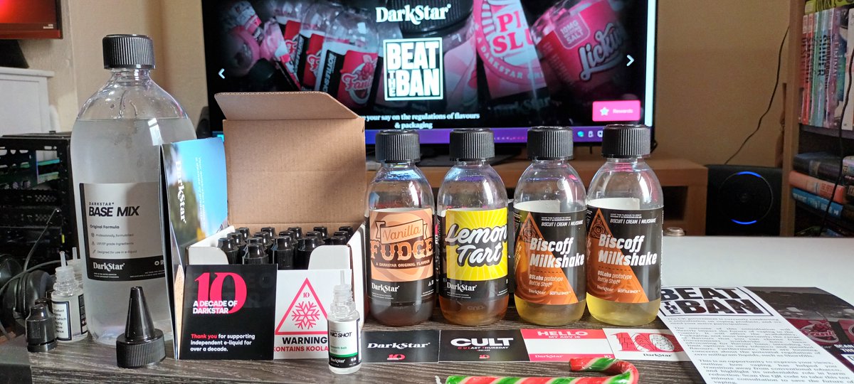 HdRcade's tweet photo. Thank you to @DarkStarVapour for my latest festive order of limited edition Biscoff Milkshake and other goodies #ADecadeOfDarkStar 😋🤩 Here is to another decade! ✌️ https://t.co/xVewa79roc