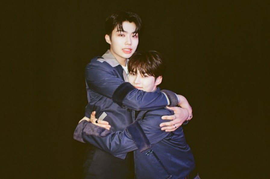 거너기표정 😀 이러고 엉앙빈표정 🥰 이런거 너 무 기욥지않나
😀(ㄷㄷ..) 이런얼굴인데 막 햄냐이의어깨전부를 대왕손안에넣고이슴