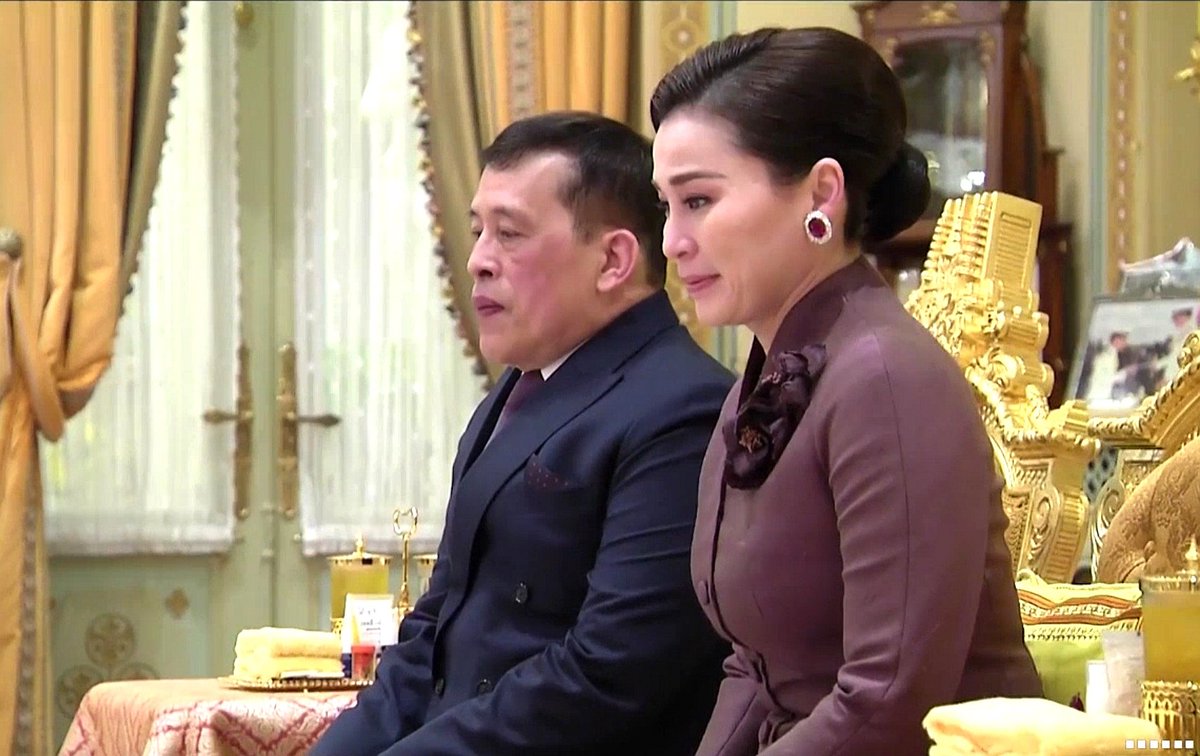 Shi_147's tweet photo. 👑💛💜 ๒ธค.๖๖ ในหลวง​และ​พระราชินี​ เสด็จ​ออก​ ณ​ พระที่นั่ง​อัมพร​สถาน​ พระราชวัง​ดุสิต​ พระราชทาน​พระบรมราช​วโรกาส​ให้​ พล.อ.​ประยุทธ์​ จันทร์​โอชา​ องคมนตรี​​ เฝ้าฯ​ถวาย​สัตย์​ปฏิญาณ​ก่อน​เข้า​รับ​หน้าที่​
#เรารักสถาบันพระมหากษัตริย์ https://t.co/4Z6BYusgwc