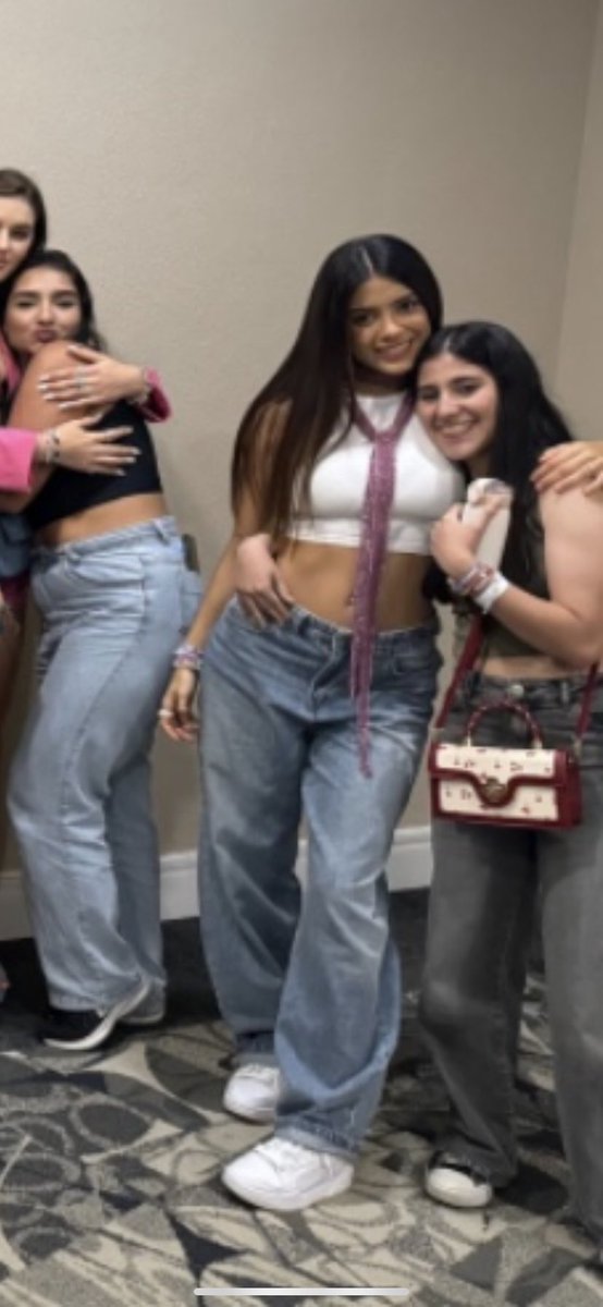 pebinalovers's tweet photo. Eu amoo ela demais 😭 https://t.co/70eyuTwrnT