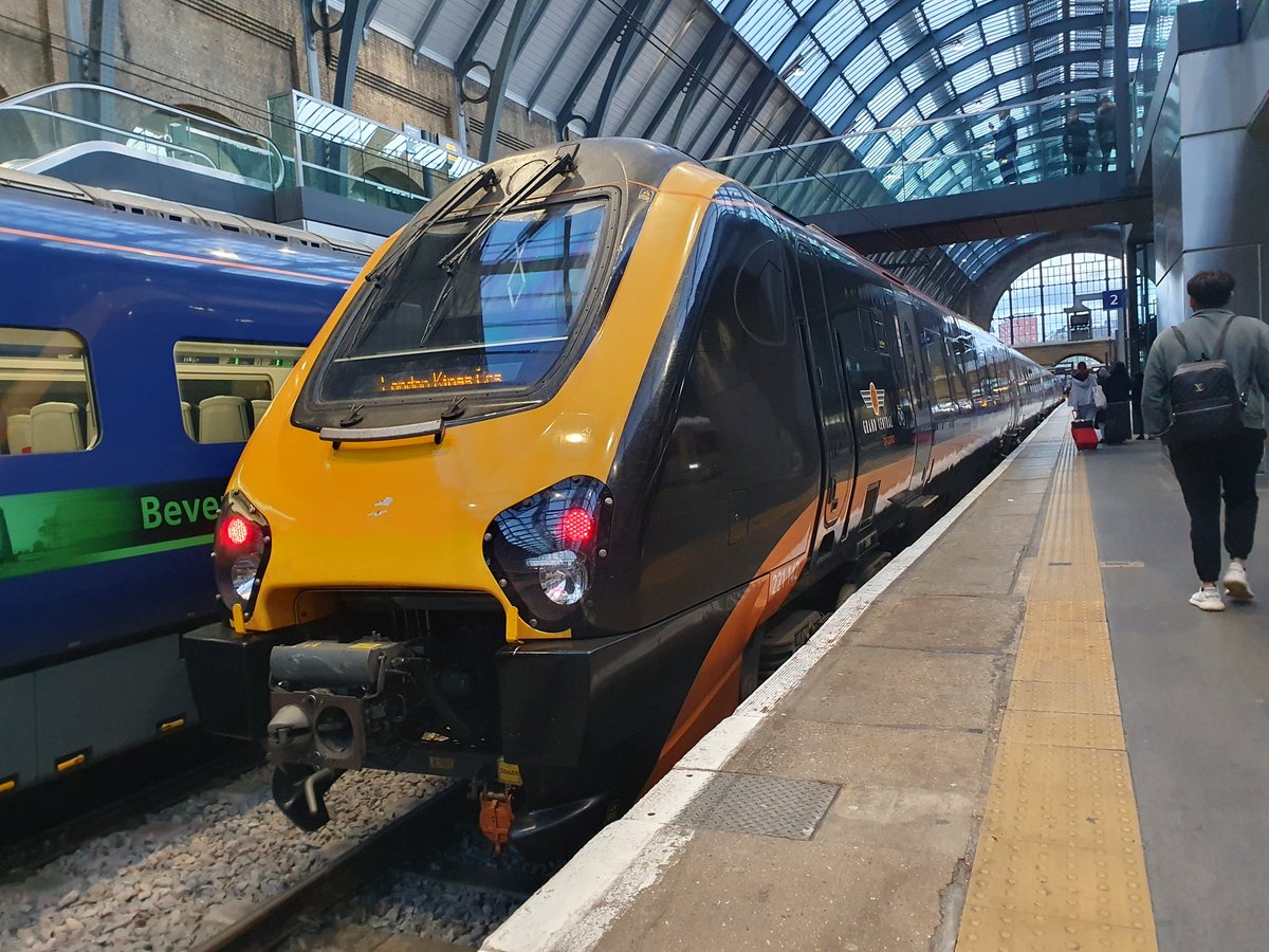JamesTGlossop's tweet image. Grand Central 221142 seen at London King's Cross on Saturday 11th November 2023 working the 16:27 to Bradford Interchange. (11/11/2023) #LondonKingsCross #GrandCentral #Class221 #London #LondonTrip @GC_Rail