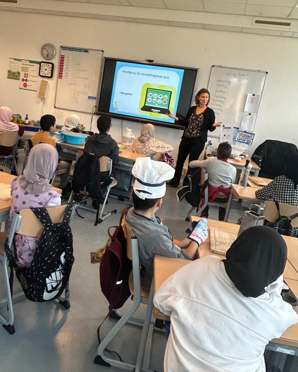 schoolaliman3's tweet photo. Tijdens de verspillingsvrije week heeft groep 6a meegedaan aan de quiz voedselverspilling van Team Smaaklessen. Hieraan waren enkele prijzen verbonden. 
De groep heeft de hoofdprijs gewonnen en dit was een Smaakles door De Voedingsjuf. #verspillingsvrijeweek #voeding #smaaklessen https://t.co/DWw4mqEJWm