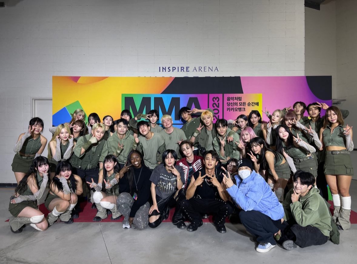 jj226v6's tweet photo. Look at the size of the gang 😭 Did SHINee summon dancers in the whole industry? https://t.co/WIjyQp2waZ