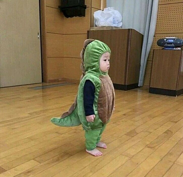 IChilysa's tweet photo. Sasuke shows off his new dinosaur costume - he's finally fulfilled his dream! But instead of being scary, it's adorable. Itachi can't handle it and captures the moment.

#SASUKE #SASUKE甲子園 #babysasuke #Itachi #Uchiha #cutebaby https://t.co/p4OBlNxpYT