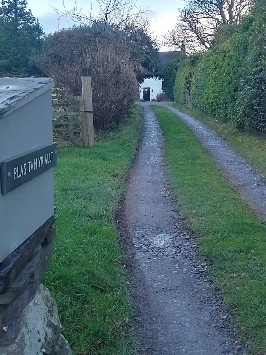 The house at the end of this lane, Plas Tan yr Allt, was once home to the Family Dioos, #BelgianRefugees in the heart of North West Wales' Slate Landscape. Sadly, 2 year old Joseph Dioos died here. More: refugeesinrhyl.wordpress.com/llyn/