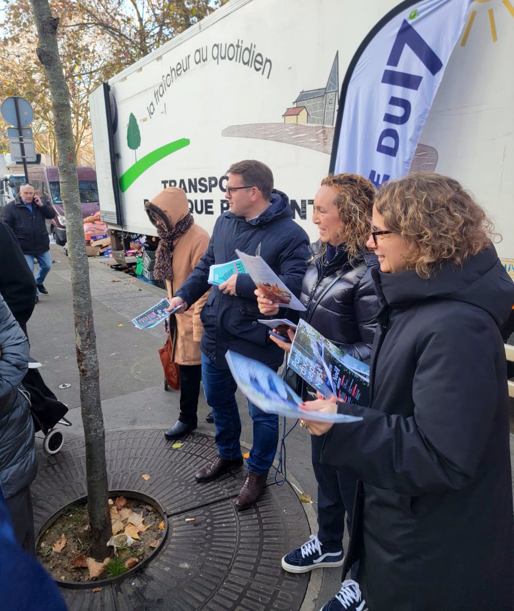 Marie_Content's tweet photo. Ce matin, la team des élus de  la @Mairie17 étaient au marché Berthier pour échanger avec les habitants https://t.co/50asVkdGJT