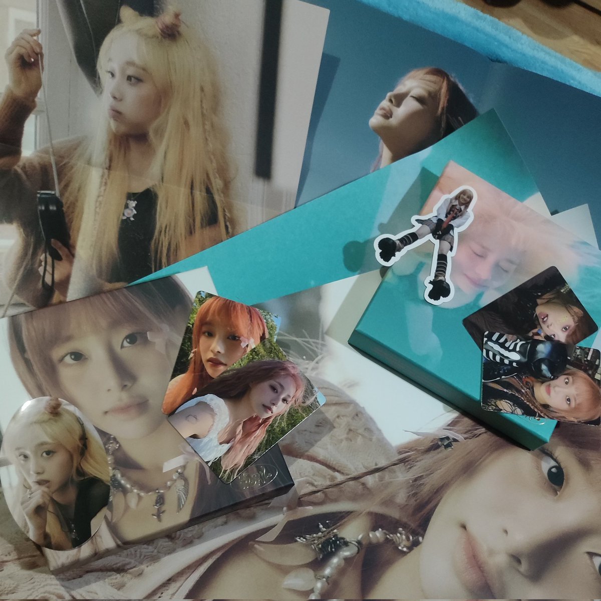 chuuchuuwo's tweet photo. i just received my chuu album sett omg i instantly got like 4 posters thank youuu @1LanePH !!

#1LaneFeedbacks #CHUU https://t.co/261UUhcK2Z