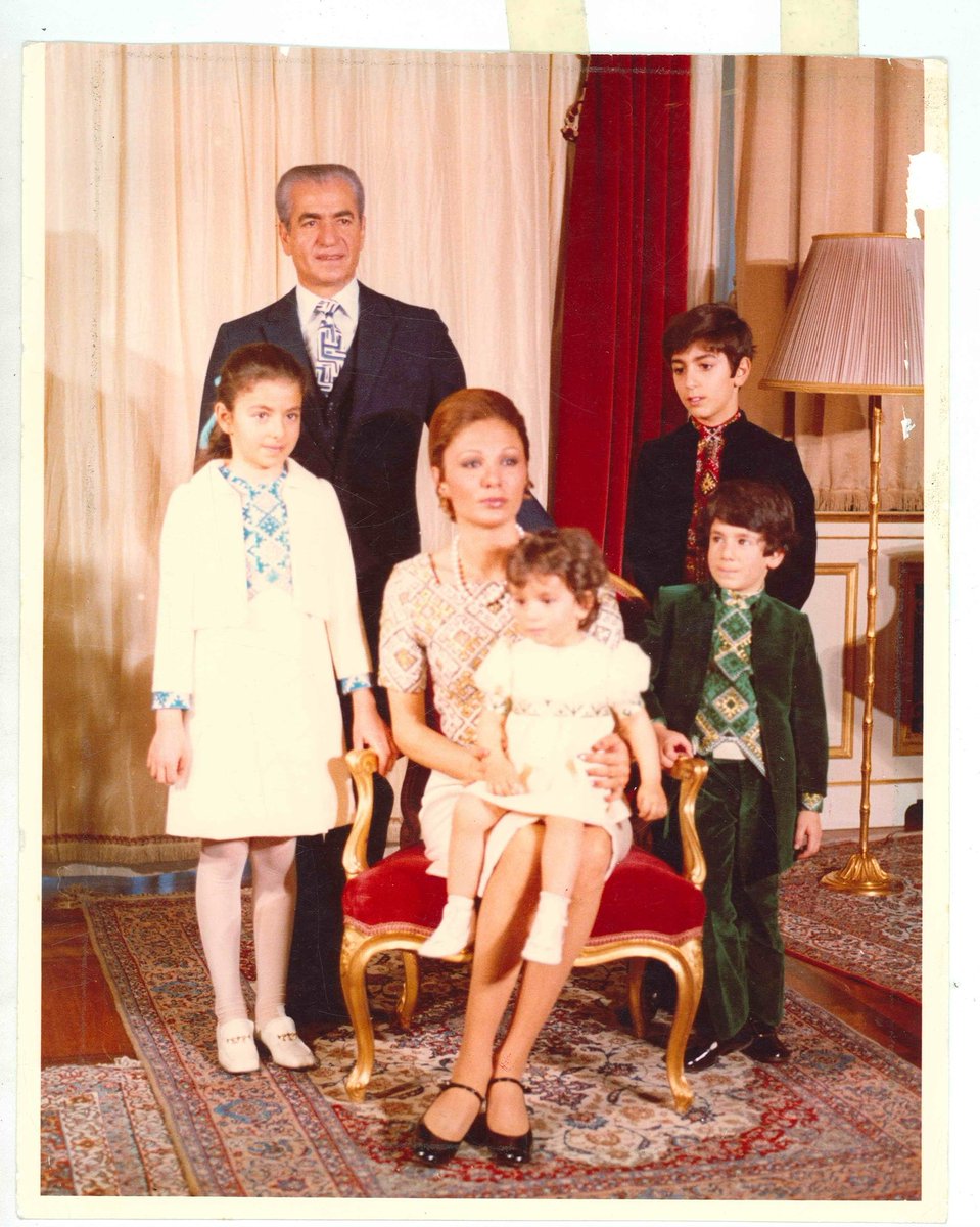 kayvanabbassi's tweet photo. ۴۴ سال است که دیگر نیست، ولی تنها ذکر نامش کافی است تا دایناسورهای پنجاه و هفتی مخالفت با او و نام خانوادگیش را در اولویت قرار دهند. با تکرار همان تهمت های اغراق آمیز قدیمی، گویا بی خبر از اینکه این حنا مدت هاست که دیگر برای چندین نسل رنگ ندارد. https://t.co/NtVbKjftFC