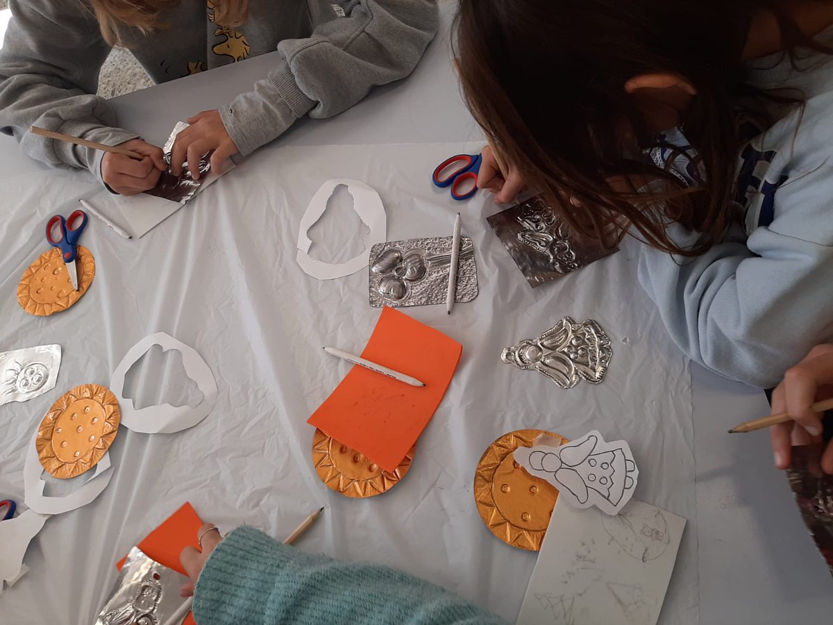 MuseusDeSitges's tweet photo. 📌 Avui hem fet el taller familiar 'Les figures de l’arbre de Nadal' a l' @epia_sitges  organitzat per l' @afaepiasitges 
🎄 La canalla s'ho ha passat d'allò més bé realitzant els seus propis guarniments! https://t.co/vFlDV8kQnq