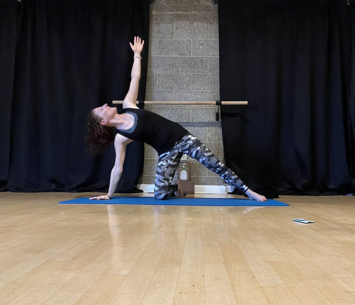 dragonfly_yoga_'s tweet image. Good morning, happy Saturday!  Here’s a good side plank variation.  Side plank helps strengthen your wrists, arms and core.  This is an easier variation by having your leg down but still helps to build strength. #sideplank #sideplankvariation #saturdaymorning #saturdayyoga #core
