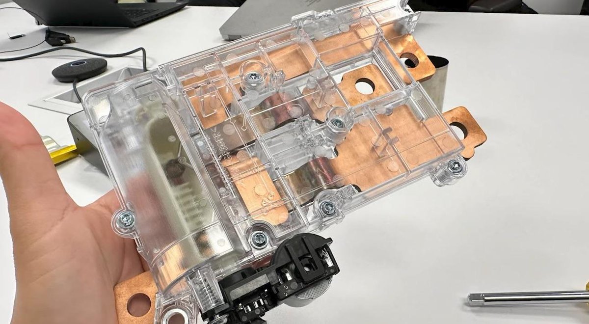 TeslaTrend's tweet photo. Cybertruck battery is 4 x 200V units in series. Switch inside (image) allows to swap between parallel and series to optimally charge at 400V and 800V DC fast chargers. From u/RealPokePOP https://t.co/pDWSXl0kwU