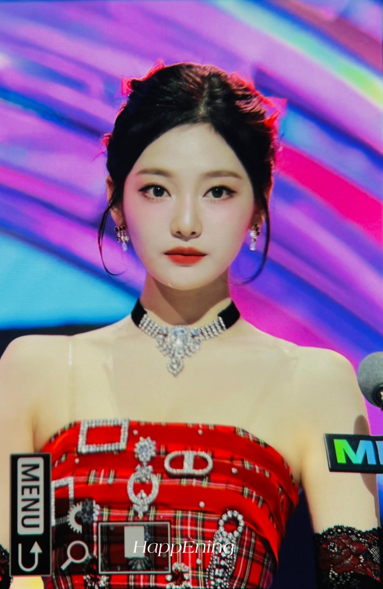 happE__ning's tweet photo. 231202 MMA 멜론뮤직어워즈 ❤️

#닝닝 #에스파 #宁宁 #宁艺卓 #AESPA #NINGNING https://t.co/xDGEYLnOCV