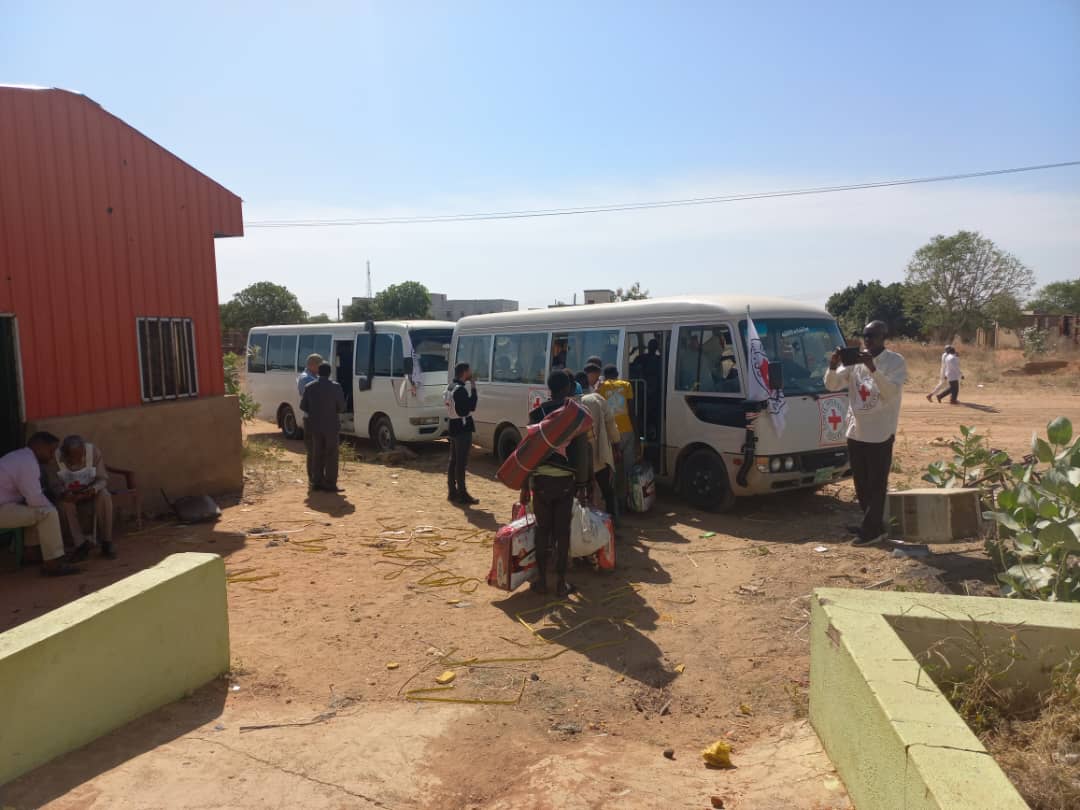 ICRC_Sudan's tweet photo. Today, in Al Geneina, West Darfur, we facilitated the release of 64 children following a request from RSF. We reunited them with their families in Ardamatta.
The ICRC extends its neutral intermediary services to all parties to the conflict to facilitate releases of detainees. https://t.co/ypU6GsVENV