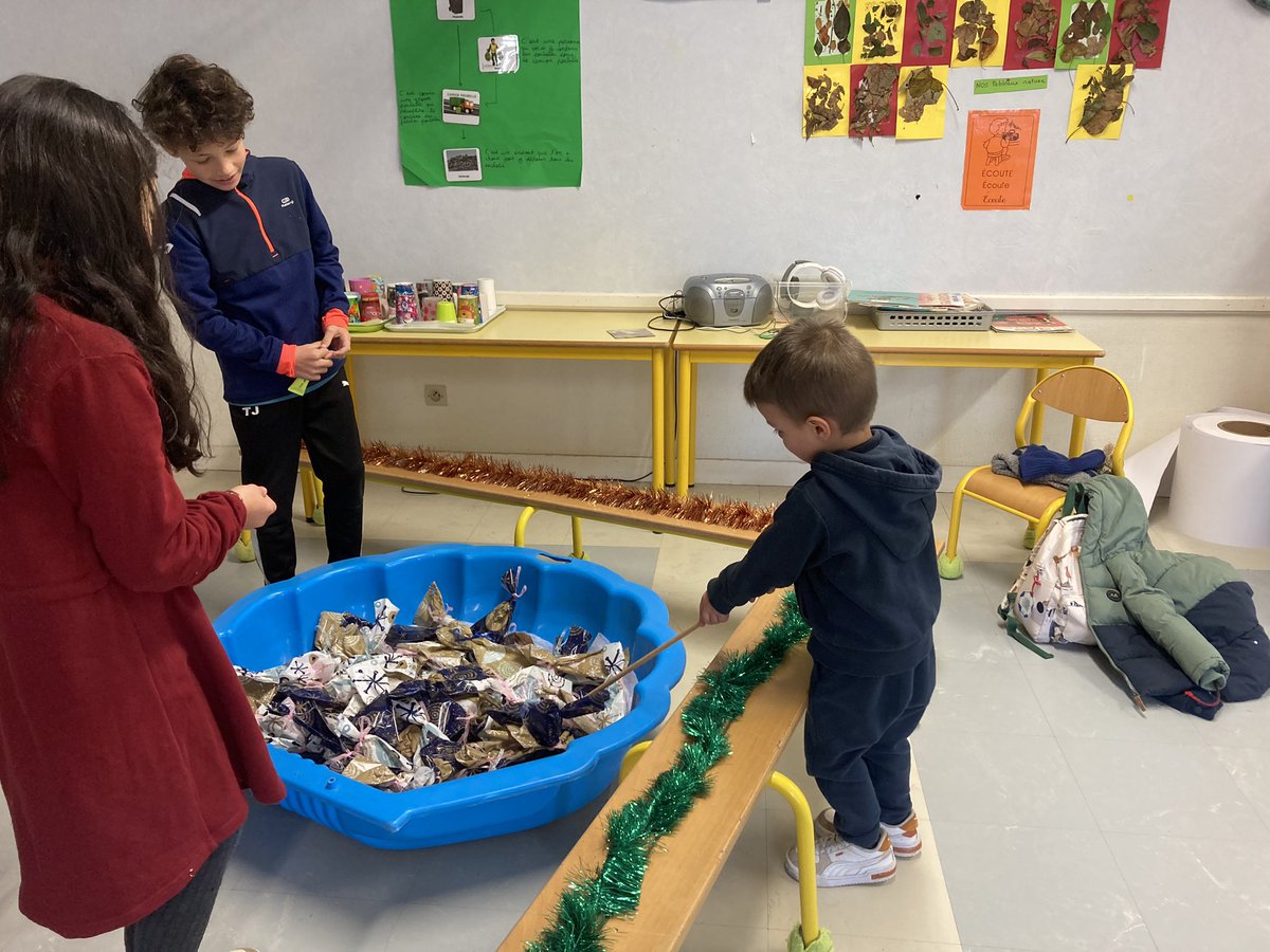 thomascharles3's tweet photo. Journée magique au marché de Noël de notre école ! Un grand merci à l'APEL et à sa présidente pour leur précieuse contribution. La créativité et la solidarité de tous ont brillé ! #Éducation #Enfants #Gratitude #Collaboration #Créativité #Laval" https://t.co/cr9LZGva2G