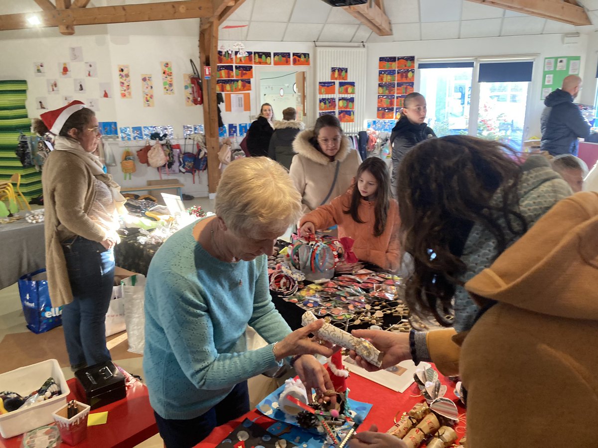 thomascharles3's tweet photo. Journée magique au marché de Noël de notre école ! Un grand merci à l'APEL et à sa présidente pour leur précieuse contribution. La créativité et la solidarité de tous ont brillé ! #Éducation #Enfants #Gratitude #Collaboration #Créativité #Laval" https://t.co/cr9LZGva2G