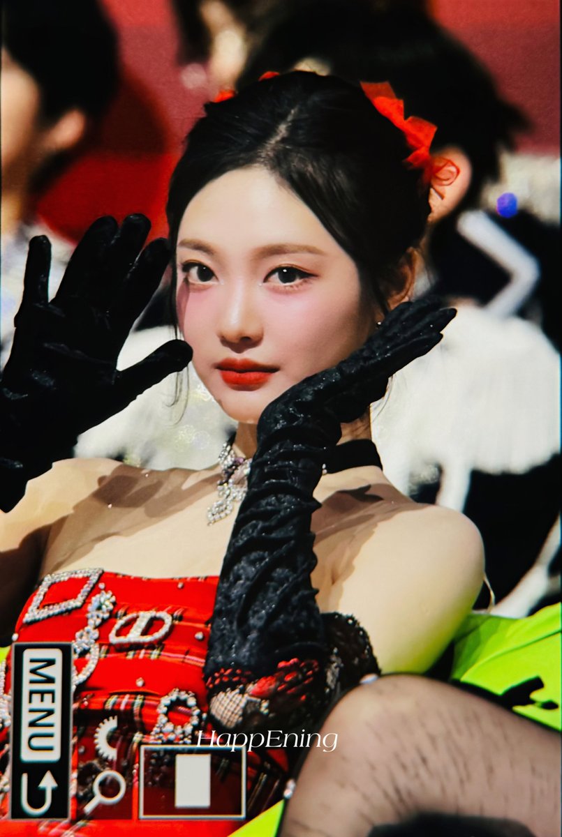 happE__ning's tweet photo. 231202 MMA 멜론뮤직어워즈 

꽃이야 🌹

#닝닝 #에스파 #宁宁 #宁艺卓 #AESPA #NINGNING https://t.co/Dip6nVZQ8F