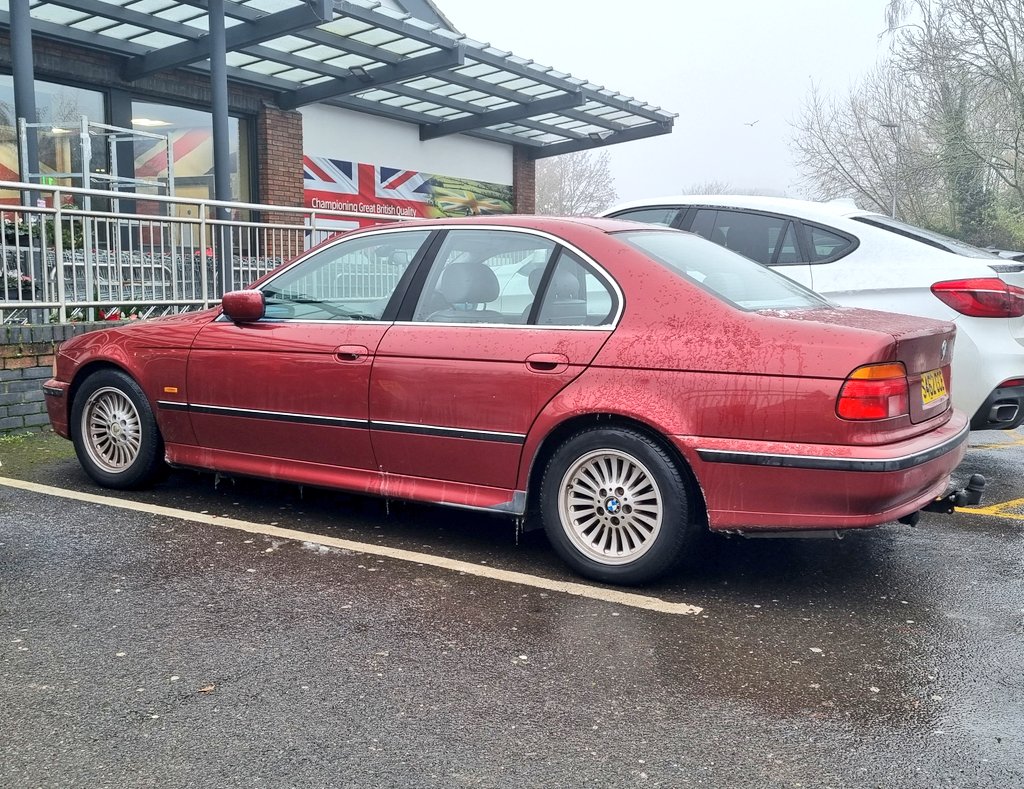 Burgundy and roulettes make for a strong E39 spec.