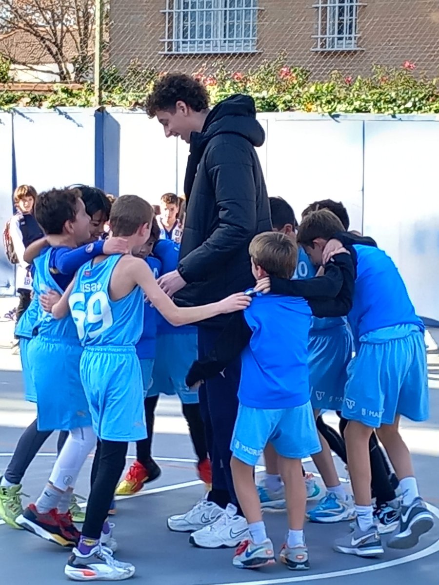 EstuCantera's tweet photo. Hoy el alevin Hugo de @MovistarEstu ha recibido la visita de su padrino @HugoLpz08 Club de Cantera https://t.co/94ZdS7oY0N