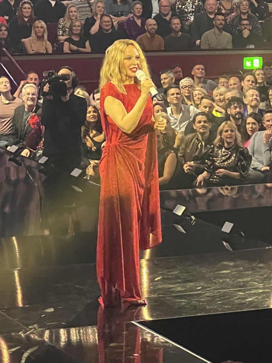 lulabelle_1981's tweet photo. Had the most amazing night @RoyalAlbertHall with @kylieminogue!! And meeting the most lovely and kind @AlisonHammond and @carolvorders who didn’t have to stop for us but took the time!! Absolute legends ❤️❤️❤️ xxx https://t.co/uPYcLDTCQ9