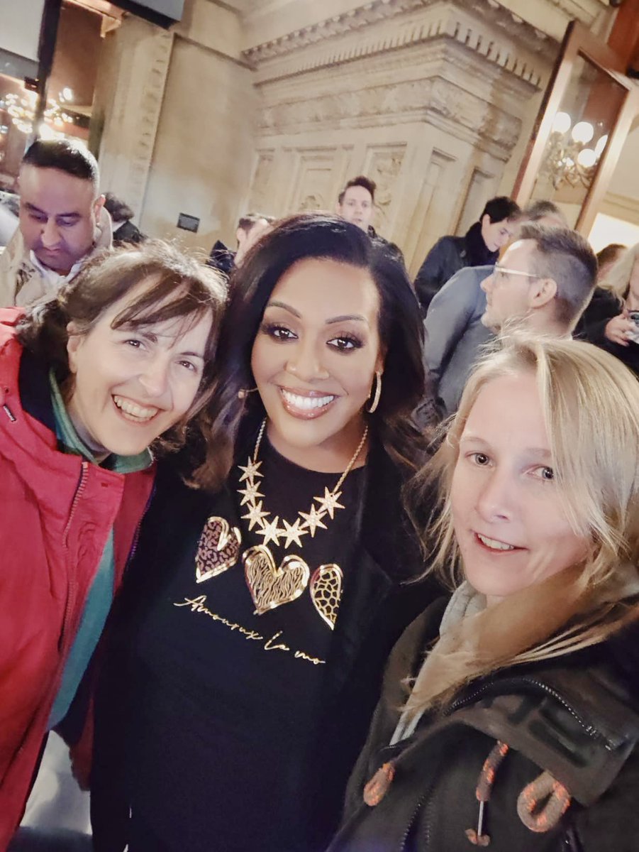 lulabelle_1981's tweet photo. Had the most amazing night @RoyalAlbertHall with @kylieminogue!! And meeting the most lovely and kind @AlisonHammond and @carolvorders who didn’t have to stop for us but took the time!! Absolute legends ❤️❤️❤️ xxx https://t.co/uPYcLDTCQ9