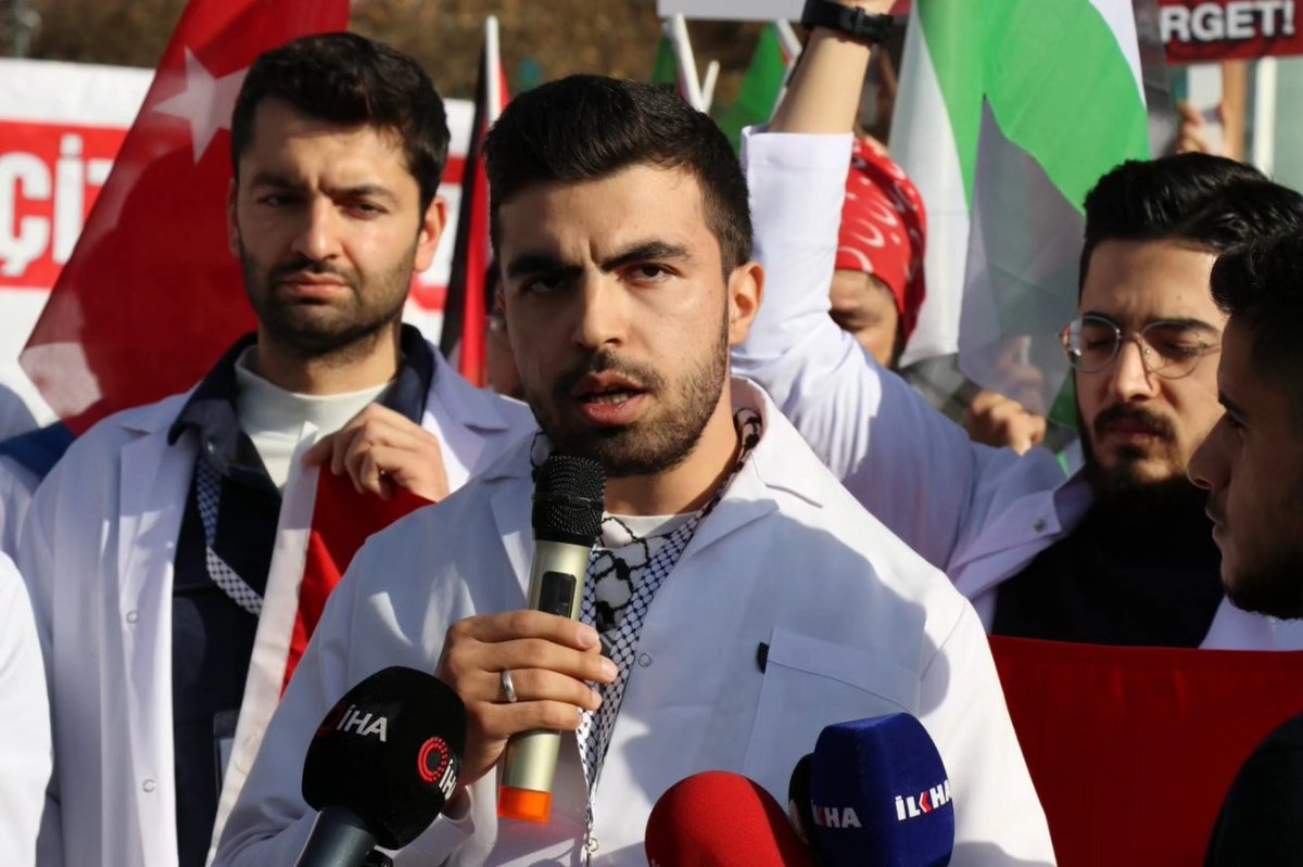 Bu hafta Gazi Meclisimizden Melike Hatun Camii'ne 'Sessiz Yürüyüşümüze' devam ettik.

Katılımcı bütün hekim kardeşlerimize teşekkür ediyoruz. İsrail işgalinin bir an önce son bulmasını Allah'tan niyaz ediyor, hayatını kaybetmiş bütün Müslümanlara Allah'tan rahmet diliyoruz.