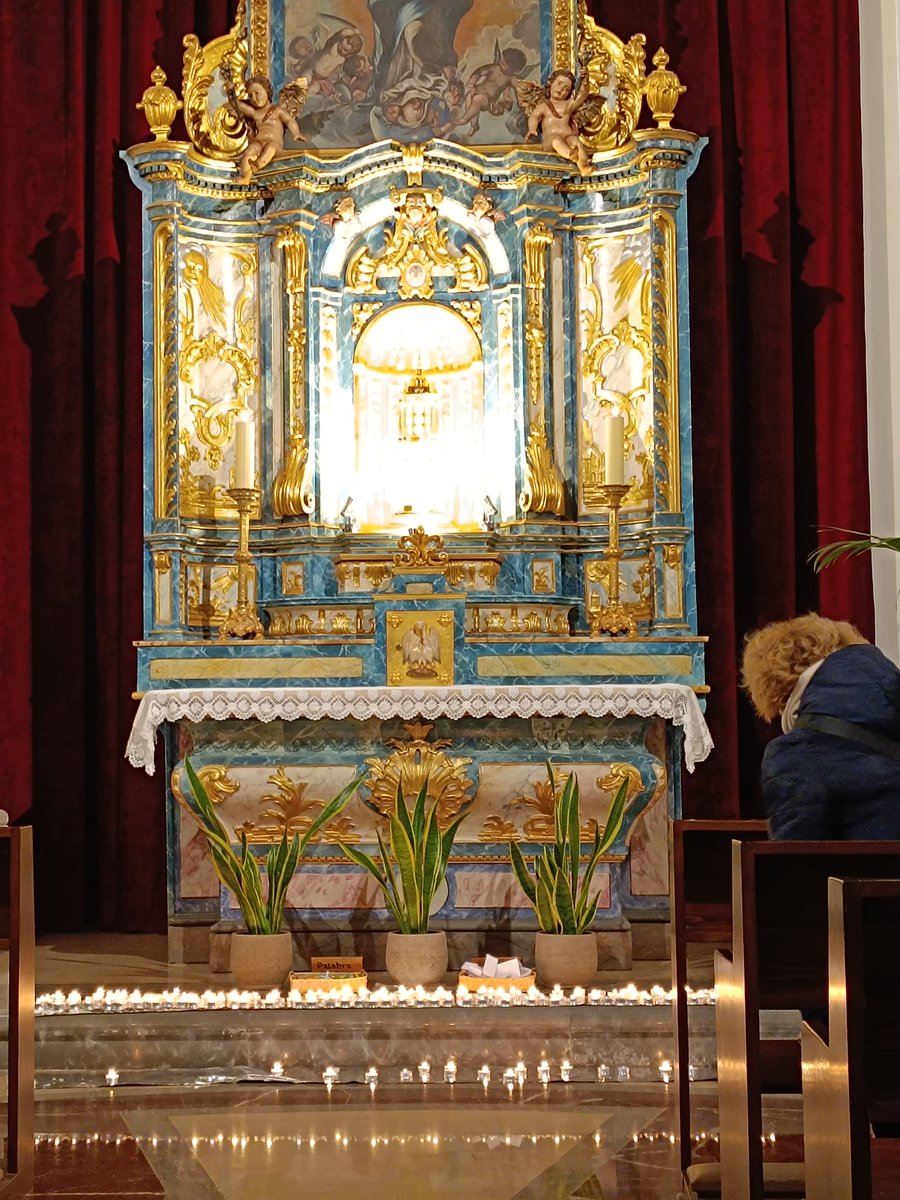 edealcala's tweet photo. El sábado 25 de noviembre más de doscientas personas se postraron ante la preciosa custodia del Santísimo en la capilla de adoración perpetua de las Santas Formas. ¡Qué grandes son tus obras, Señor! #edevangelizacion @obispadoalcala #alegria #sentidodelavida #JesusEucaristia https://t.co/bBx9WvW0Rd