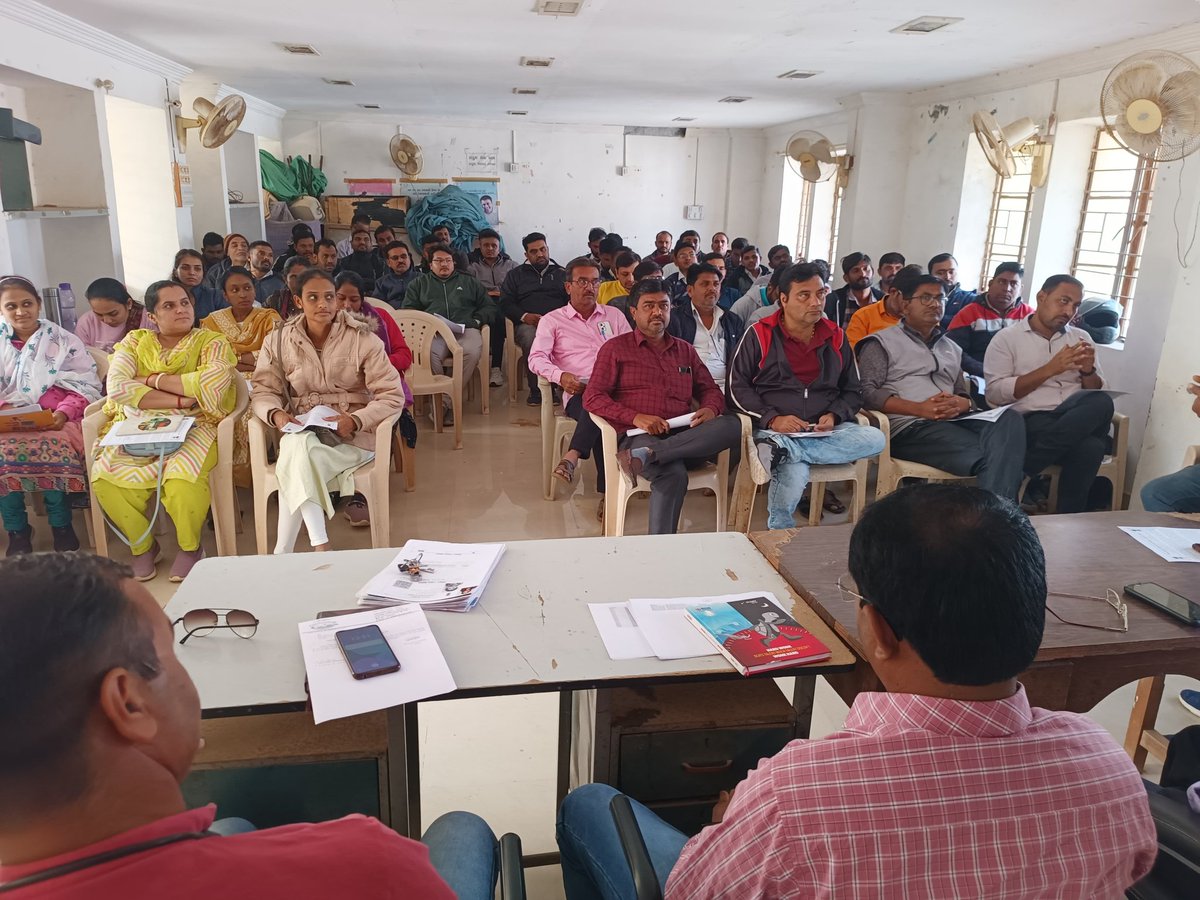 મતદારયાદી ખાસ સંક્ષિપ્ત સુધારણા કાર્યક્રમ-૨૦૨૪ અંતર્ગત આજ રોજ લખપત તાલુકાના BLO સાથે મતદારયાદી સંબંધી ચર્ચા-વિચારણાના કરી ઝુંબેશ ની બાકીની તારીખ 03/12/2023 અને તા.09/12/2023 ના રોજ વધુમાં વધુ વણનોંધાયેલ મતદારોની નોંધણી થાય તે માટે જરૂરી માર્ગદર્શન/સૂચનાઓ આપવામાં આવી #SSR2024