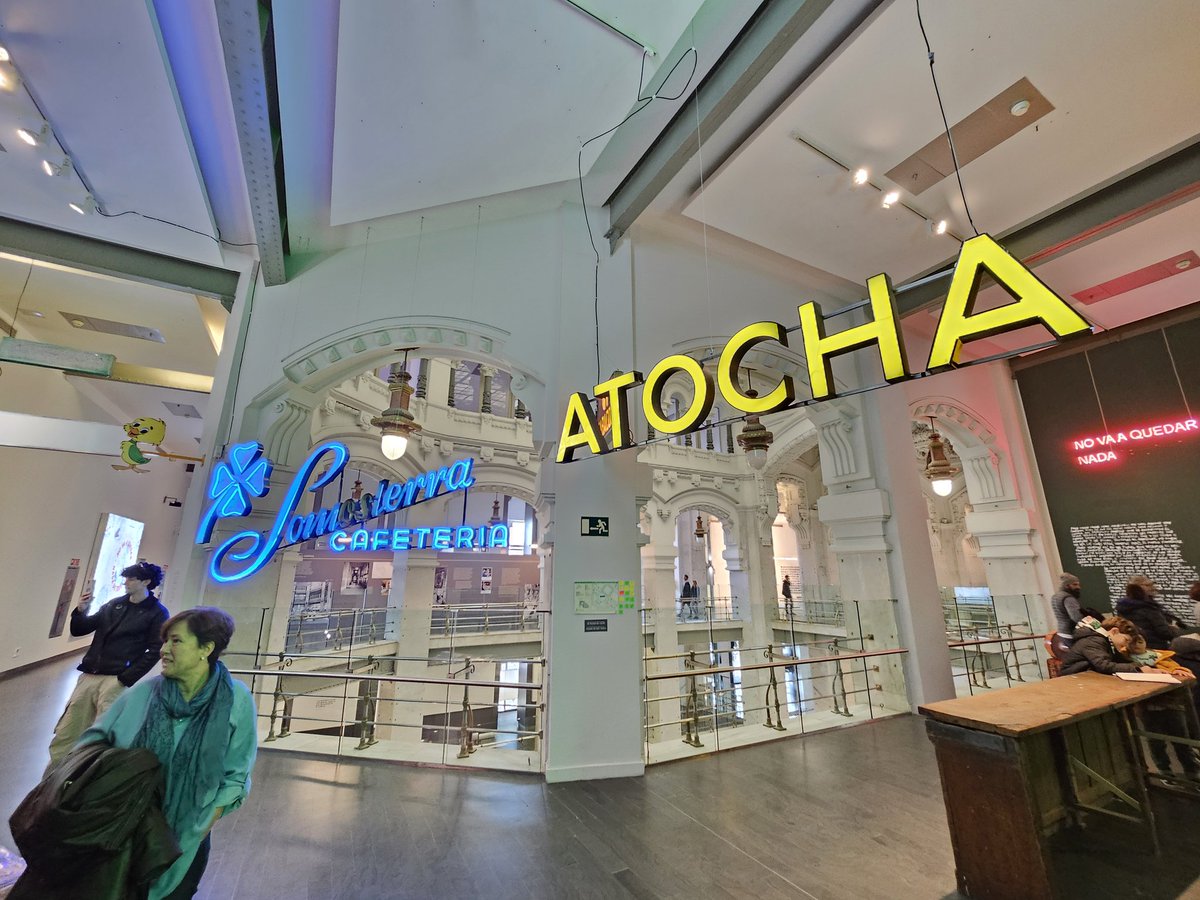 Exposición de rótulos y carteles "desaparecidos" en el Palacio de Cibeles (CentroCentro). A mí que no me jodan diciendo que lo que hay ahora es mejor que esto...