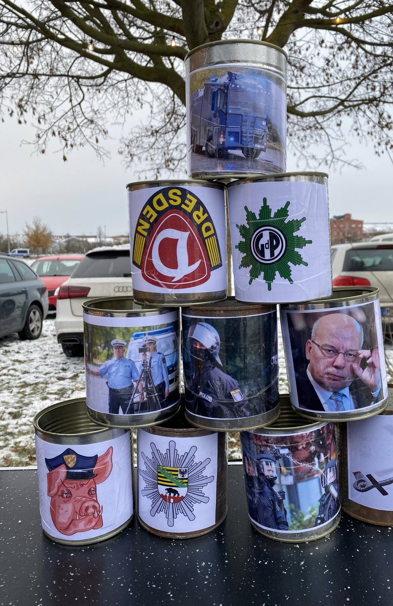 fanhilfe_md's tweet photo. 🌲 Heute: Block U-Weihnachtsmarkt und wir von der #Fanhilfe haben ein ganz besonderes Dosenwerfen vorbereitet. 

👮🏻‍♂️ Mit Grüßen an Rainer Wendt, der @DPolGBPOLG, Scheisz #Dynamo und @GdP_LSA!

#FCMfck #Fanrechte https://t.co/f9z27zaSQD