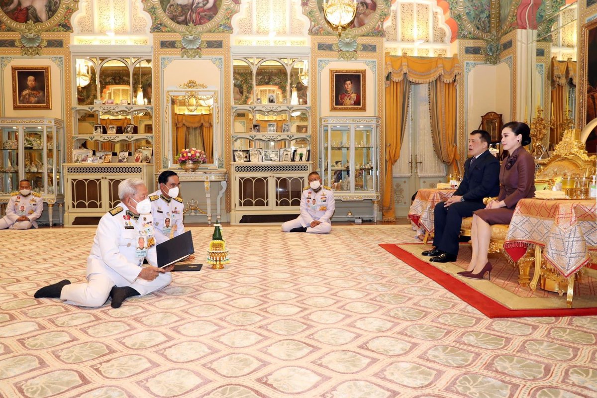 WindSunlight29's tweet photo. พระบาทสมเด็จพระเจ้าอยู่หัว และสมเด็จพระนางเจ้า ฯ พระบรมราชินี พระราชทานพระบรมราชวโรกาสให้ พลเอก สุรยุทธ์  จุลานนท์ ประธานองคมนตรี นำ พลเอก ประยุทธ์  จันทร์โอชา องคมนตรี ซึ่งทรงพระกรุณาโปรดเกล้าฯ แต่งตั้ง เฝ้าฯ ถวายสัตย์ปฏิญาณก่อนเข้ารับหน้าที่ ณ พระที่นั่งอัมพรสถาน พระราชวังดุสิต https://t.co/tgo2kyxpTb