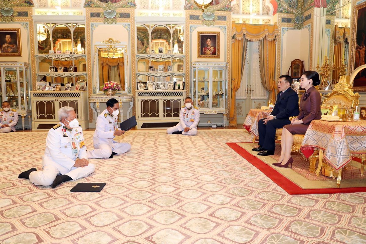 WindSunlight29's tweet photo. พระบาทสมเด็จพระเจ้าอยู่หัว และสมเด็จพระนางเจ้า ฯ พระบรมราชินี พระราชทานพระบรมราชวโรกาสให้ พลเอก สุรยุทธ์  จุลานนท์ ประธานองคมนตรี นำ พลเอก ประยุทธ์  จันทร์โอชา องคมนตรี ซึ่งทรงพระกรุณาโปรดเกล้าฯ แต่งตั้ง เฝ้าฯ ถวายสัตย์ปฏิญาณก่อนเข้ารับหน้าที่ ณ พระที่นั่งอัมพรสถาน พระราชวังดุสิต https://t.co/tgo2kyxpTb