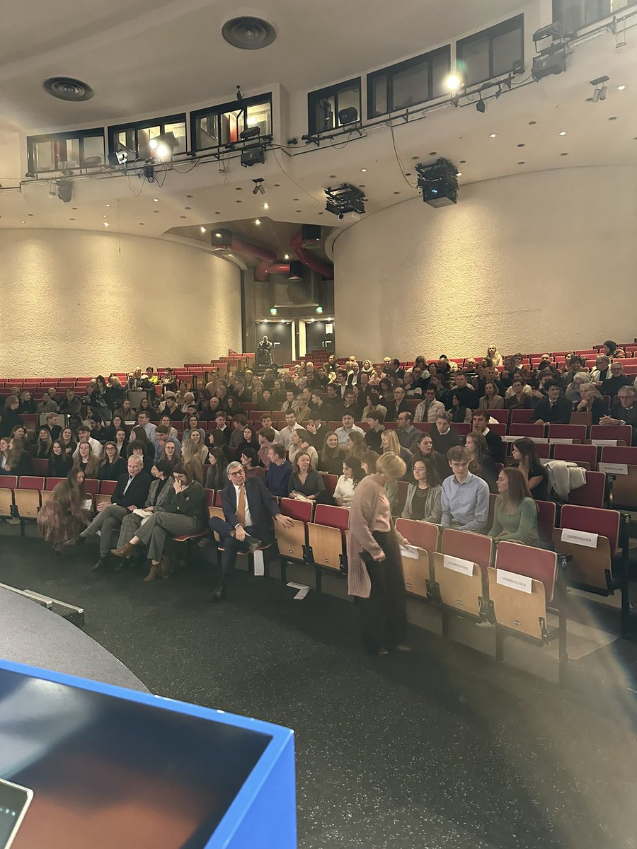 Klaar voor de #wittejassenceremonie voor onze studenten #geneeskunde aan de #VUB, alvorens ze hun eerste stappen zetten aan het bed van de patiënt in het #uzbrussel. Altijd een speciaal moment..!