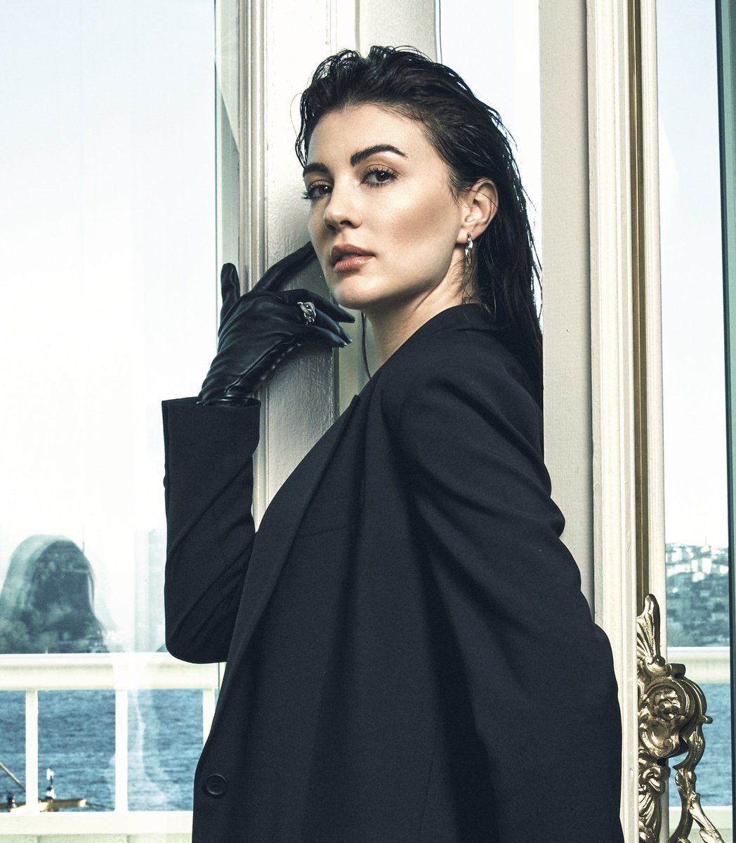 Yalnız bu nasıl bir karizma? :)
Burcu Özberk...