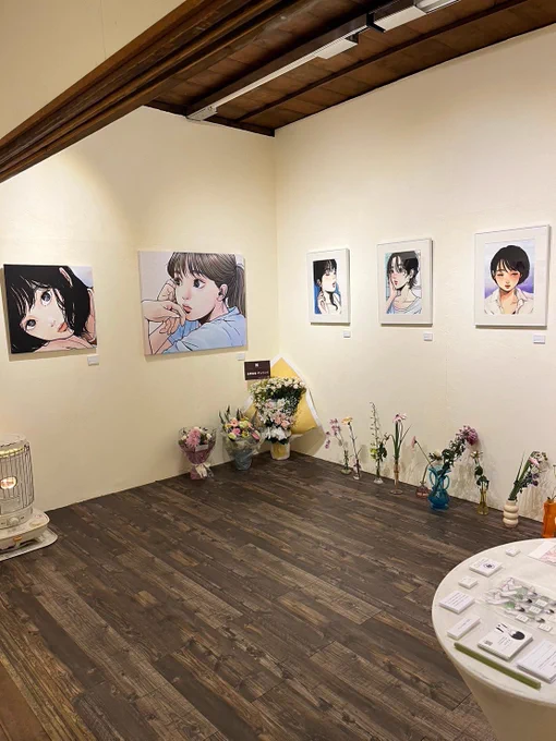 個展4日目、終了!  お友達、職場の方、先輩、作家様、フォロワー様、沢山の方にお越しいただきました!花束も3つも…本当にありがとうございます  絵を発表できる喜びと、お世話になった方大好きな人にお披露目できる喜びは、また違うなぁと感じる素敵な1日でした  #爽あゆみ #ぼんやりとした愛