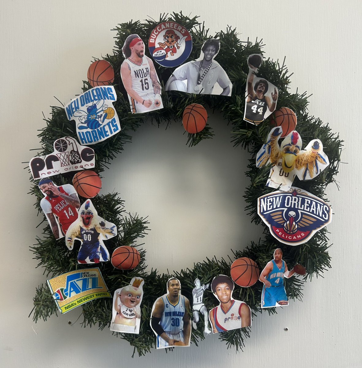 justinalamb's tweet photo. I made a New Orleans pro basketball-themed wreath at work 🏀😃 https://t.co/pB7nfKJ3pH