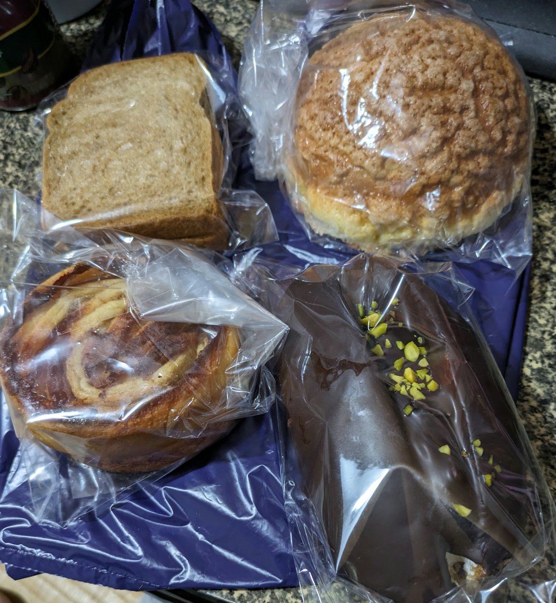 yasu07261's tweet photo. いつも、車いっぱいで行けてなかったパン屋さん行ってみた🥖🍞🥪少し延長して販売して貰えてたらしく3割引きで購入させて貰いました🥰ありがとうございます🙏 #panacee https://t.co/dPk6lTkbPP