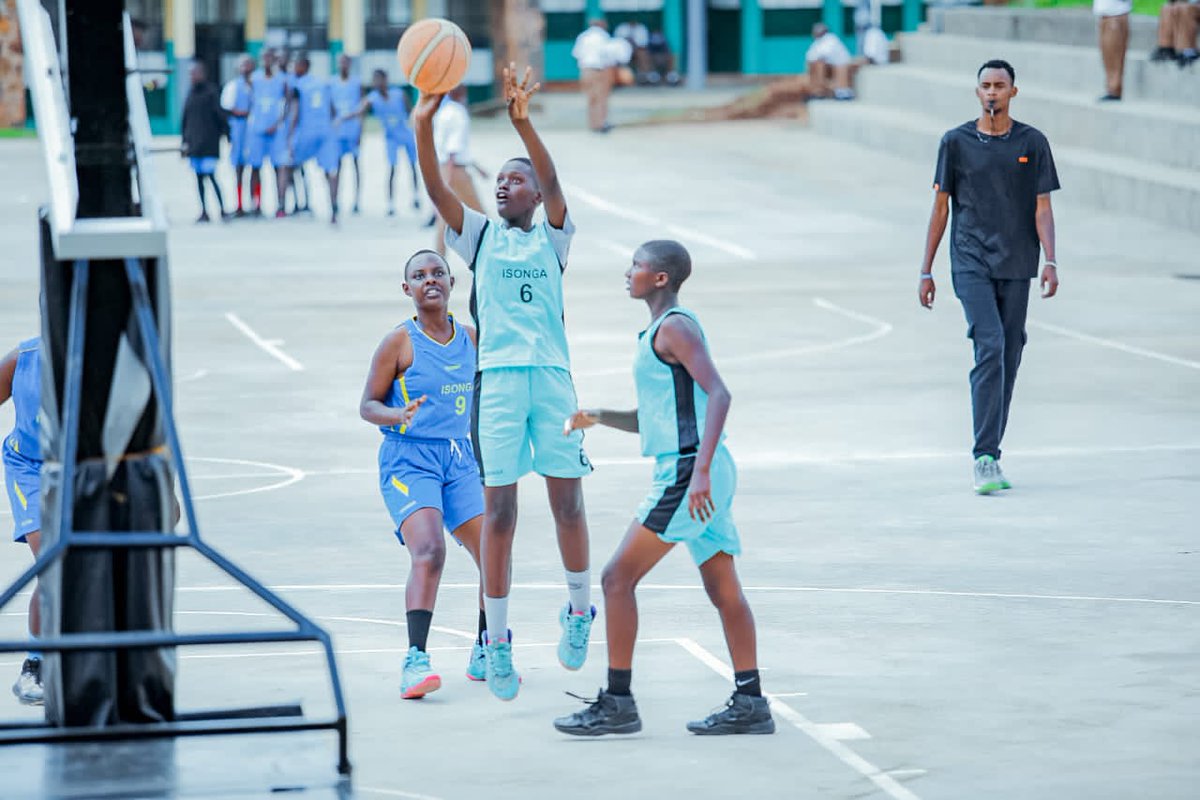 kigalitoday's tweet image. #NationalTalentDay2023
Mu karere ka @HuyeDistrict abana baturutse mu bigo bitandukanye mu gihugu biri muri #IsongaProgram bari gukina imikino yo kugaragaza impano muri Football, Basketball, Volleyball, gusiganwa ku maguru no gusiganwa ku magare.

Ibi bikorwa bikazasozwa kuri iki…