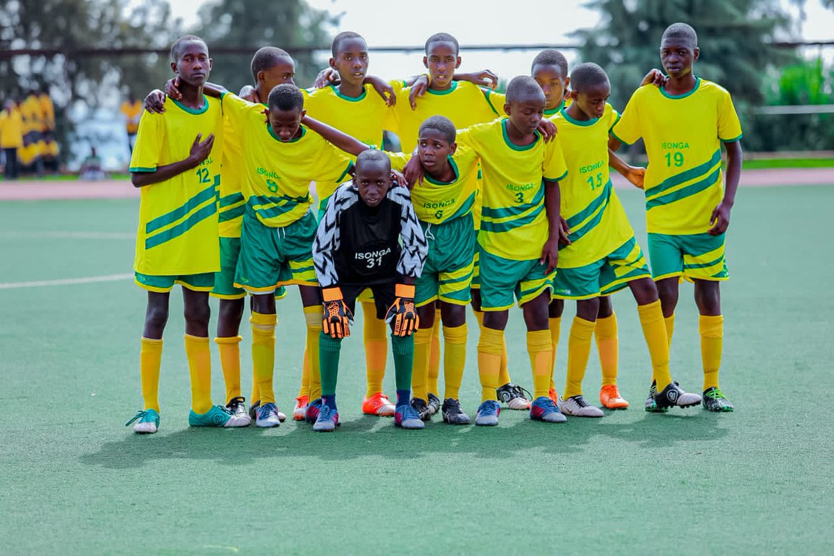 kigalitoday's tweet image. #NationalTalentDay2023
Mu karere ka @HuyeDistrict abana baturutse mu bigo bitandukanye mu gihugu biri muri #IsongaProgram bari gukina imikino yo kugaragaza impano muri Football, Basketball, Volleyball, gusiganwa ku maguru no gusiganwa ku magare.

Ibi bikorwa bikazasozwa kuri iki…