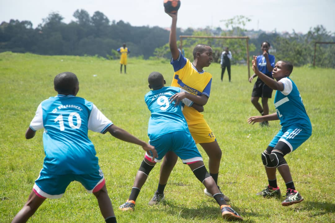 kigalitoday's tweet image. #NationalTalentDay2023
Mu karere ka @HuyeDistrict abana baturutse mu bigo bitandukanye mu gihugu biri muri #IsongaProgram bari gukina imikino yo kugaragaza impano muri Football, Basketball, Volleyball, gusiganwa ku maguru no gusiganwa ku magare.

Ibi bikorwa bikazasozwa kuri iki…