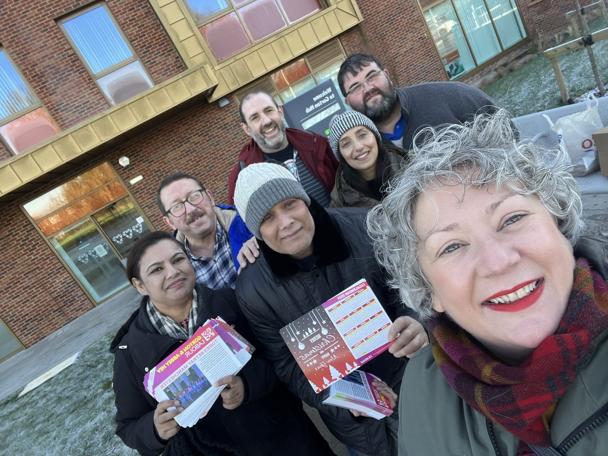 Our supporting our Gorton & Abbey Hey colleagues @JohnHughes55 @CllrJulieReid & Afia Kamal on a frosty Saturday morning 🥶🌹#Labourdoorstep