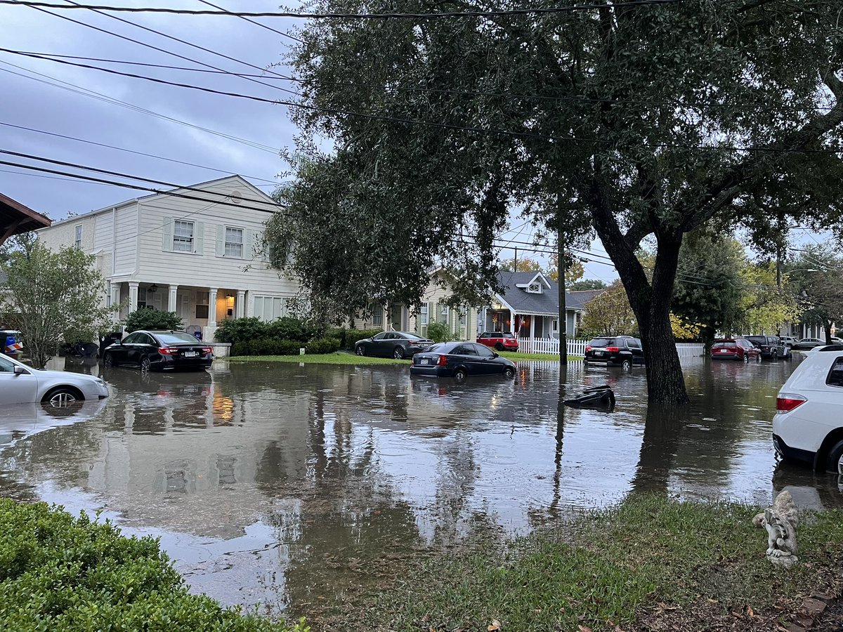 thommie68's tweet photo. @jameskarst No drainage on Calhoun at S. Claiborne. Cars flooded. https://t.co/ivH9JEhrS2